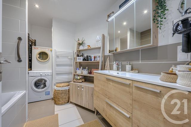 Appartement F3 à vendre - 3 pièces - 57.11 m2 - RUMILLY - 74 - RHONE-ALPES - Century 21 Confiance Services