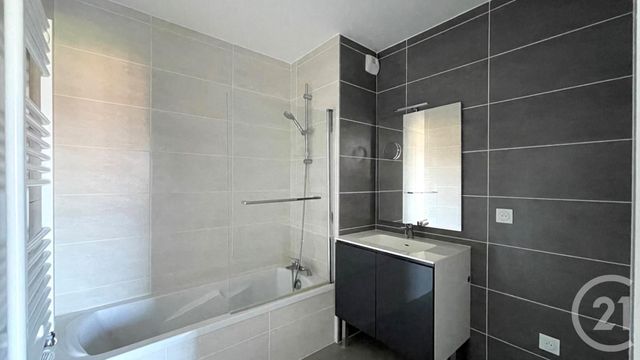 Appartement T2 à louer - 2 pièces - 45.66 m2 - RUMILLY - 74 - RHONE-ALPES - Century 21 Confiance Services
